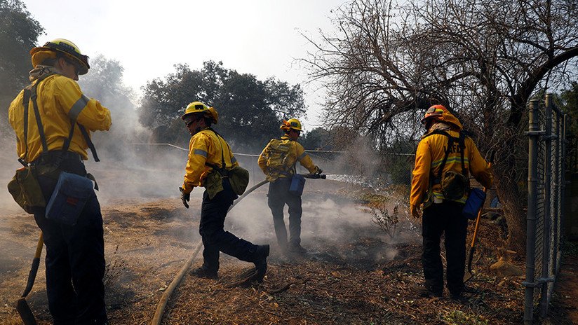 Los bomberos avanzan la fecha en que habrán contenido totalmente los incendios en California