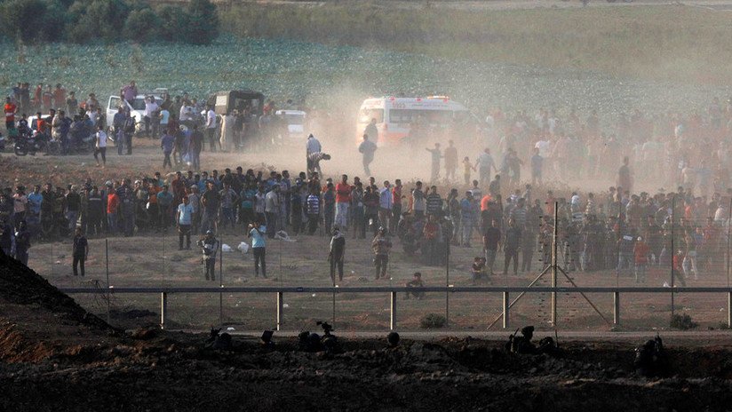 Un camarógrafo de AP debidamente identificado es herido durante una protesta en la Franja de Gaza