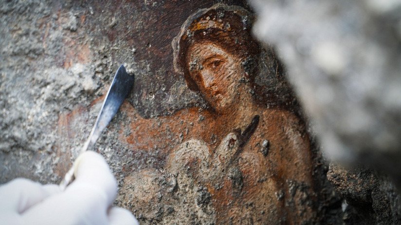 "Tan explícita y sensual": Hallan en Pompeya un fresco de la bella Leda seducida por el cisne