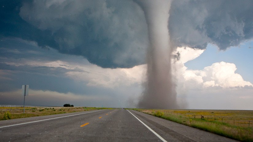 "Los niños estaban petrificados": Una familia se topa con un enorme tornado en una carretera (VIDEO)