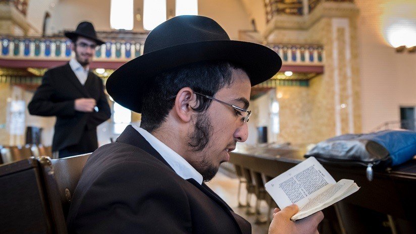 VIDEO: Captan a un rabino leyendo un texto sagrado en pleno partido de fútbol y el video se viraliza