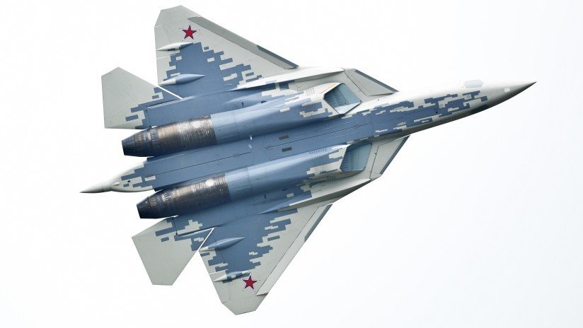 VIDEO: Un Su-57 rota en su propio eje tras desfilar junto a una escuadrilla de avanzados cazas