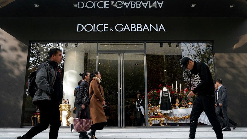 Las tiendas chinas boicotean productos de Dolce & Gabbana tras el escándalo 'racista'