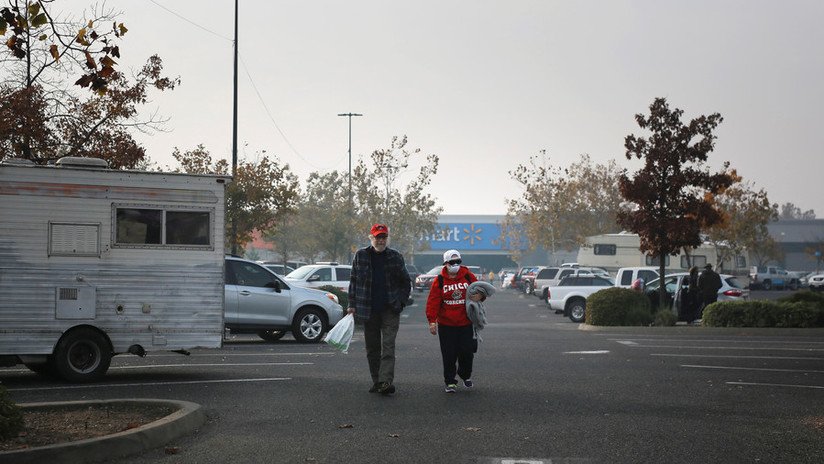 Walmart echa a víctimas de los incendios de California acampadas en uno de sus estacionamientos