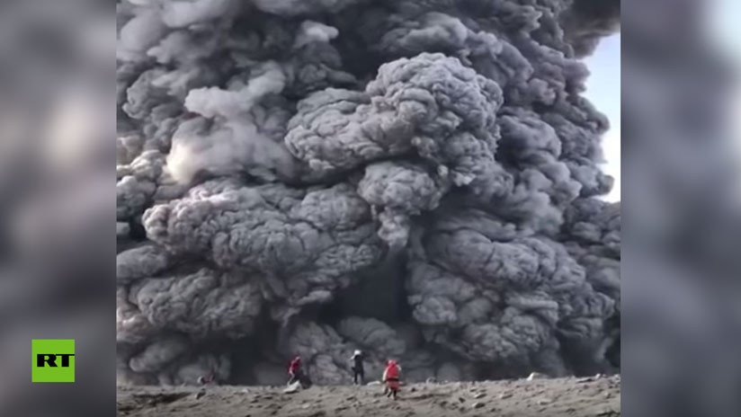 VIDEO: Senderistas rusos ascienden por un volcán activo y se acercan al cráter en plena erupción
