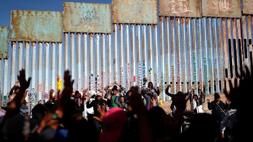 VIDEO: Alrededor de 100 migrantes intentan cruzar la frontera en Tijuana
