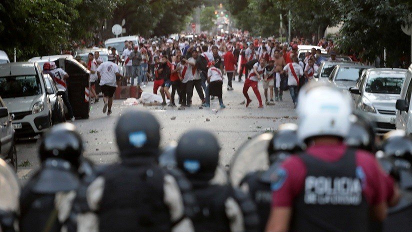 Jugadores heridos y disturbios: Caos junto al Monumental antes de final de Copa Libertadores (VIDEO)
