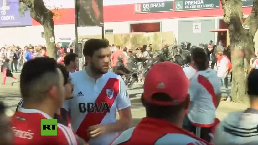 VIDEO: Momento en que hinchas de River Plate atacan con piedras el bus del equipo de Boca Juniors
