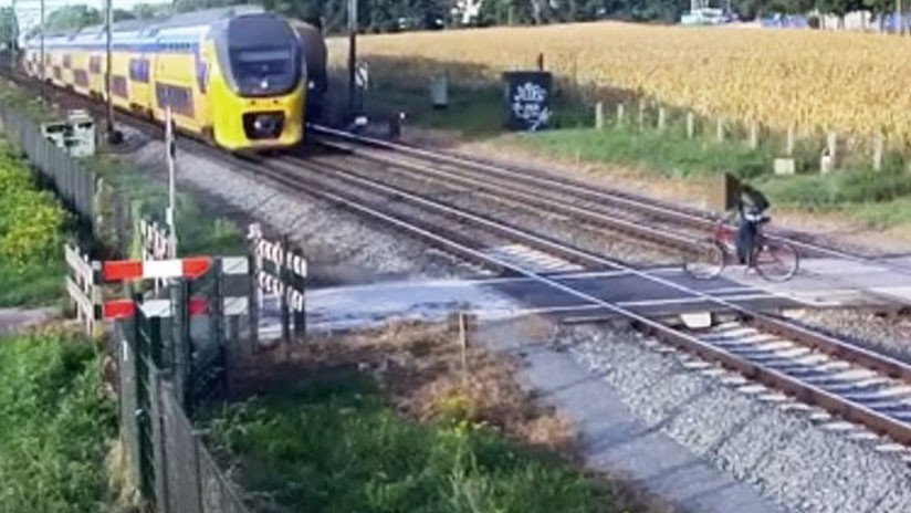 VIDEO: Un ciclista imprudente burla por milisegundos la muerte bajo las ruedas de un tren