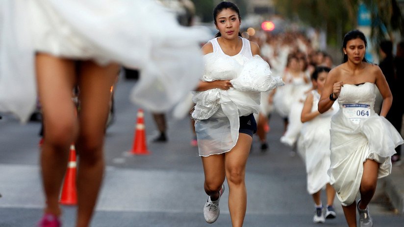 Novios y novias corren trajeados por Tailandia para ganar una luna miel con todos los gastos pagados