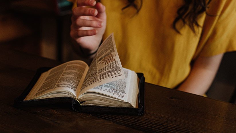 Las mujeres reescriben la Biblia: Editan una provocadora versión feminista del libro sagrado