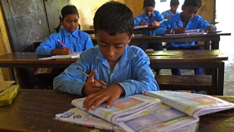 India prohíbe que sus escolares carguen mochilas pesadas y realicen tareas en casa