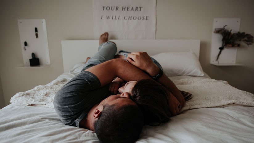 "Lo que parece perfecto, no lo es": Una 'pareja ideal' muere abrazada en su cama por sobredosis