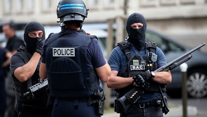 Francia: Una mujer se atrinchera en un banco y amenaza con provocar una explosión