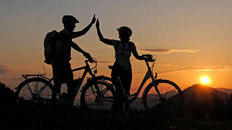 VIDEO: El accidentado video romántico de una pareja en bicicleta 