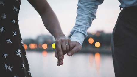 FOTO: Una mujer se burla del anillo de compromiso que le compró su novio y la Red se ceba con ella