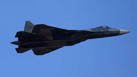 Sukhoi explica las diferencias de su caza Su-57 y los sigilosos F-22 y F-35 de EE.UU.