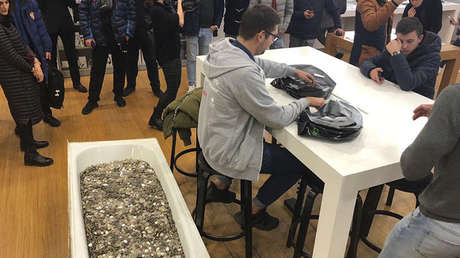 Lleva una bañera con 100.000 rublos en monedas a la tienda para comprar un iPhone XS (FOTO)