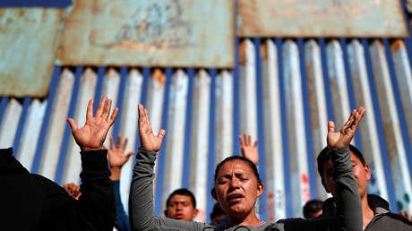 Vallas reforzadas, soldados y hostilidad: La caravana de migrantes llega a la frontera de EE.UU.