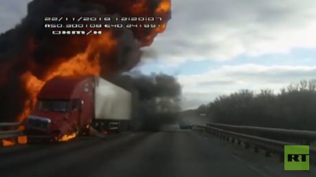 VIDEO: Camión se incendia tras un aparatoso choque