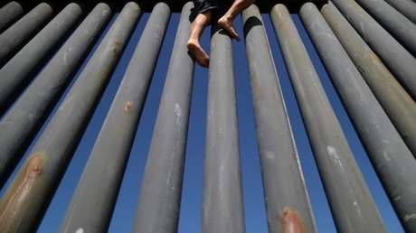 Una inmigrante resulta herida al cruzar con sus dos hijos la frontera entre México y EE.UU.