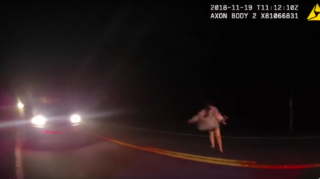 VIDEO: Una madre drogada tira al suelo a su bebé recién nacido mientras huye de la Policía