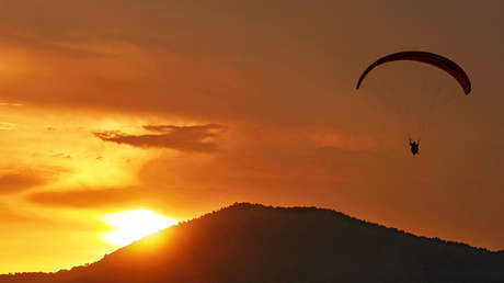 VIDEO: Un instructor de parapente sacrifica su vida para salvar a su acompañante