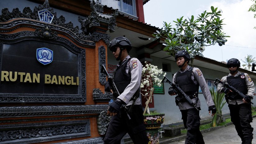 Policía de Indonesia busca a un centenar de detenidos fugados de cárcel durante oración religiosa