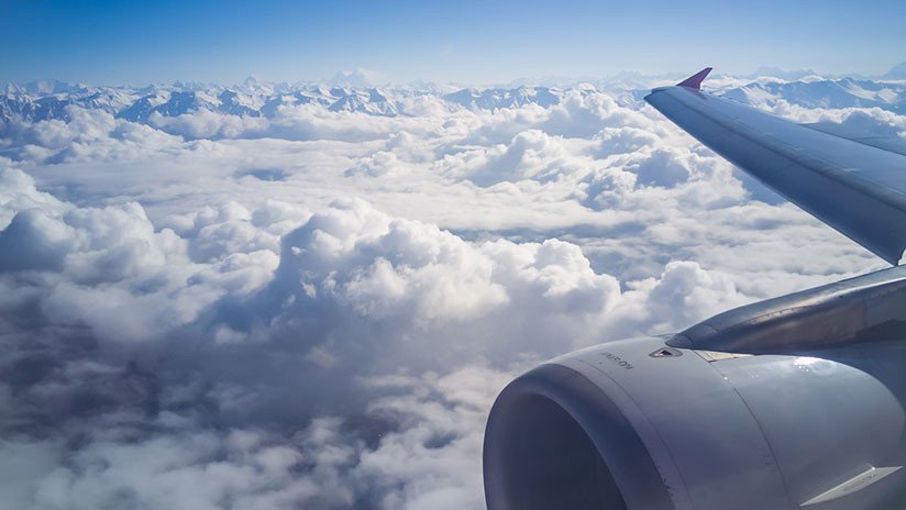 VIDEOS, FOTOS: Pasajeros aterrorizados ven cómo se desgarra uno de los motores de su avión