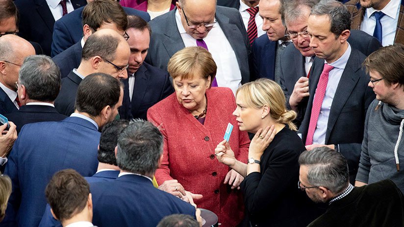 FOTOS: Angela Merkel toma por sorpresa a los pasajeros de un vuelo de Iberia a Buenos Aires