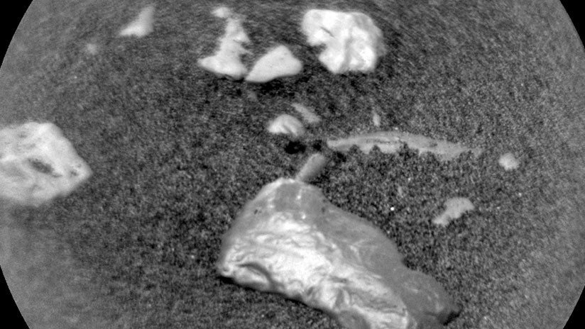 FOTO: Curiosity halla un objeto "brillante" no identificado en Marte