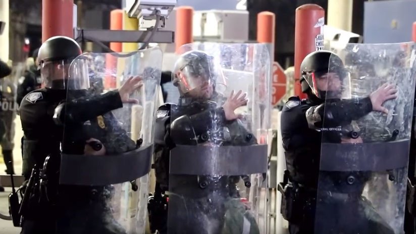VIDEO: Patrulla fronteriza de EE.UU. hace simulacros con equipo antimotines en la frontera mexicana