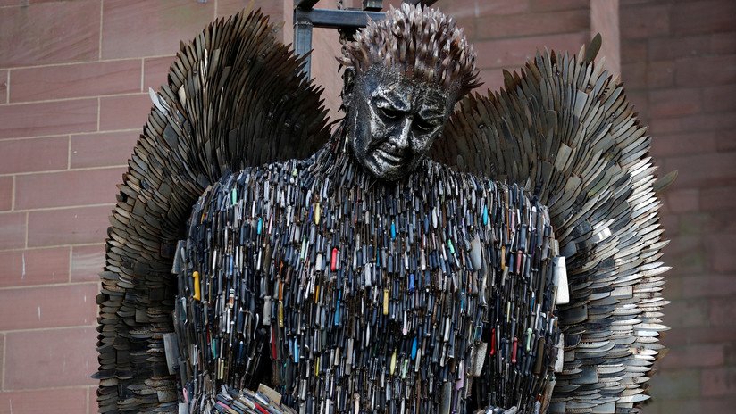 Arte desgarrador: Inauguran una estatua con 100.000 cuchillos confiscados por la Policía (FOTOS)