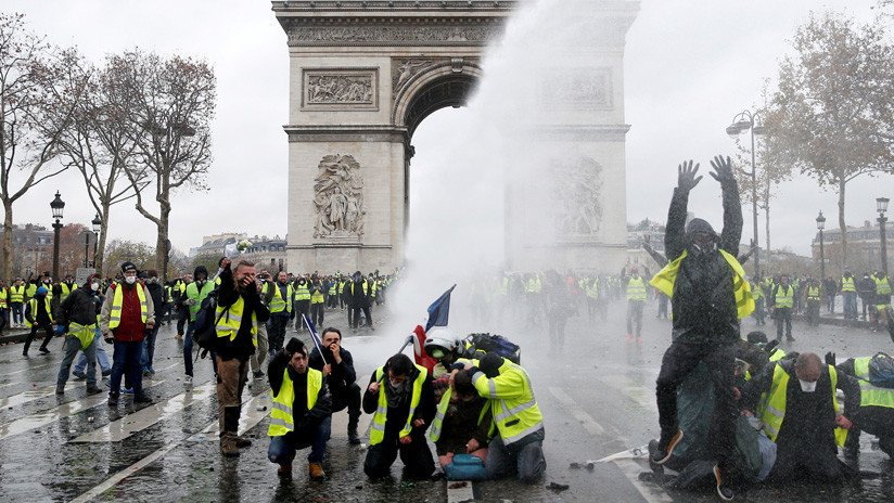 Los 'chalecos amarillos' doblegan a Macron: ¿Quiénes son y qué ha pasado?