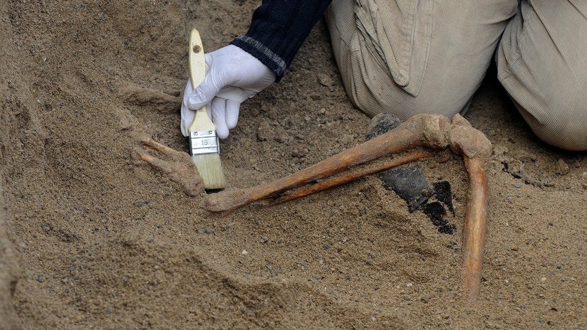 Un niño enterrado con un pájaro en la boca hace 200 años desconcierta a los arqueólogos