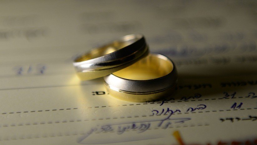FOTOS: Le propone matrimonio con seis anillos de diamantes para que ella elija el que le guste