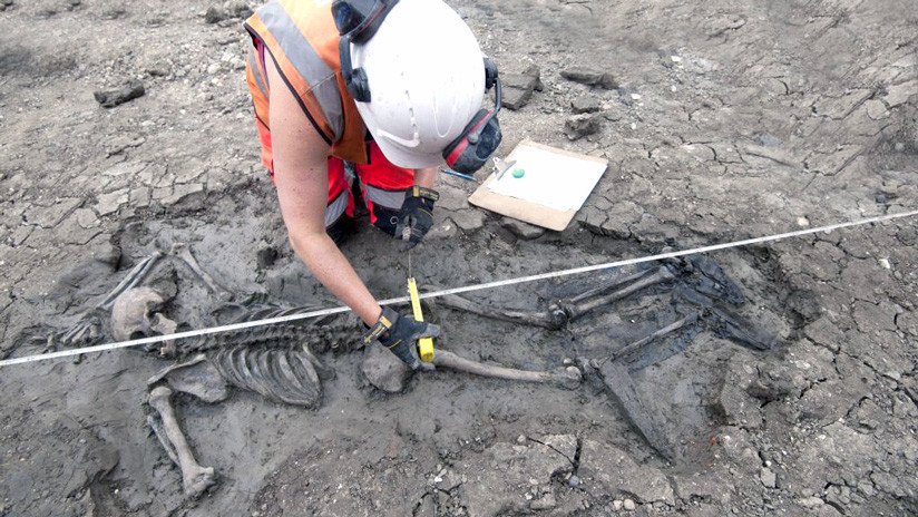 FOTO: Hallan el esqueleto de un hombre de hace 500 años que aún tiene las botas puestas