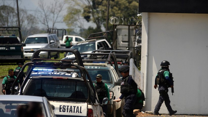 VIDEO: Un policía mexicano presume de su cerveza mientras conduce una patrulla 