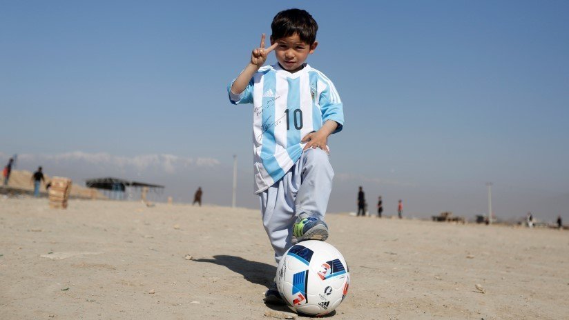 La dura realidad del niño afgano famoso por la camiseta de Messi