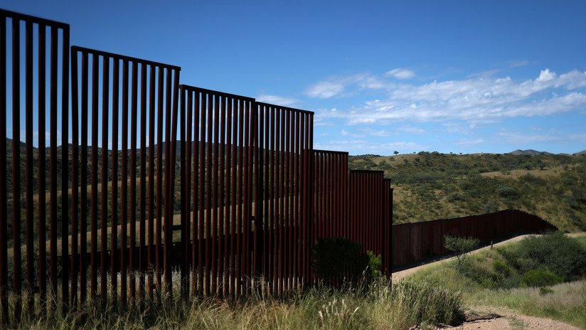 VIDEO: Migrantes saltan con sus hijos el muro fronterizo en el cruce más difícil para pasar a EE.UU.