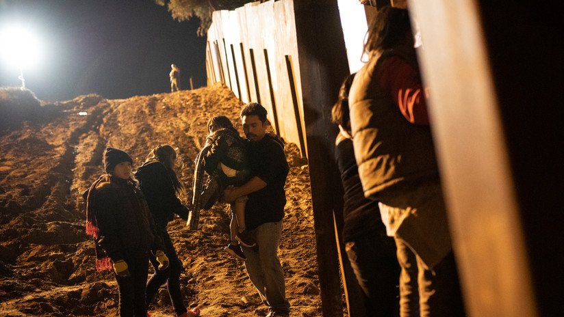 Más de 400 migrantes cruzan a EE.UU. para pedir asilo y se entregan a las autoridades 