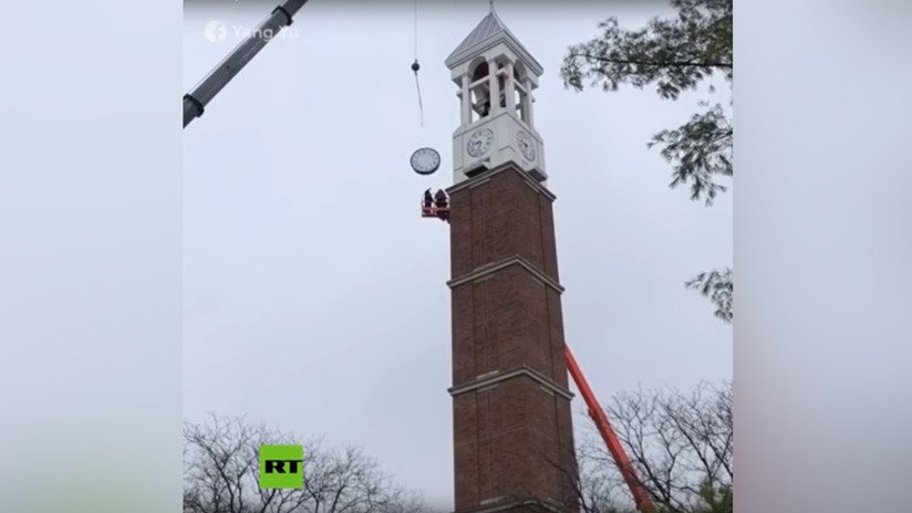 VIDEO: Dos obreros evitan por poco ser aplastados tras caer el reloj de un campanario en EE.UU.