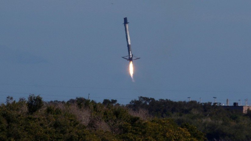 VIDEO: Falla aterrizaje de la primera etapa del Falcon 9 tras el lanzamiento de un carguero Dragon