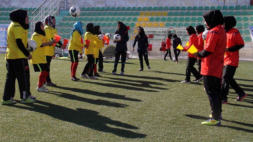 Jugadoras del fútbol femenino afgano acusan a directivos de su federación de abusos sexuales 