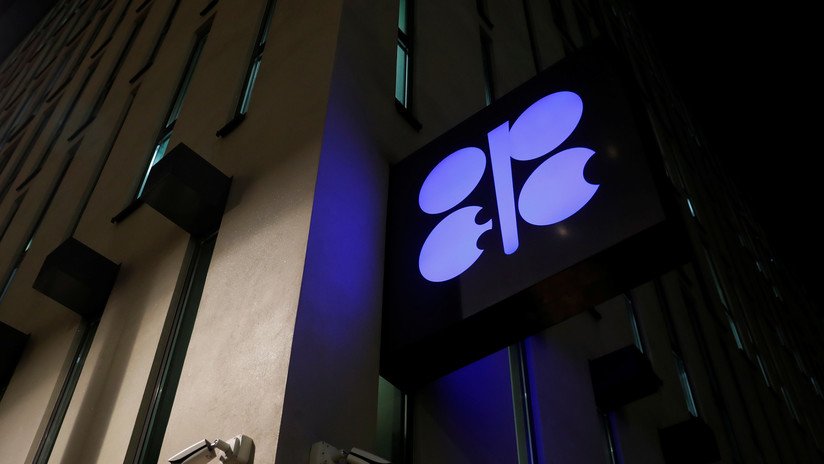 La OPEP y sus socios acuerdan recortar la producción de petróleo en 1,2 millones de barriles al día