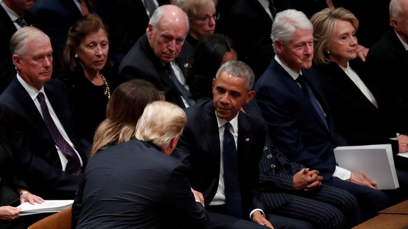 VIDEO: Trump da la mano a los Obama pero hace el vacío a los Clinton en el funeral de George Bush