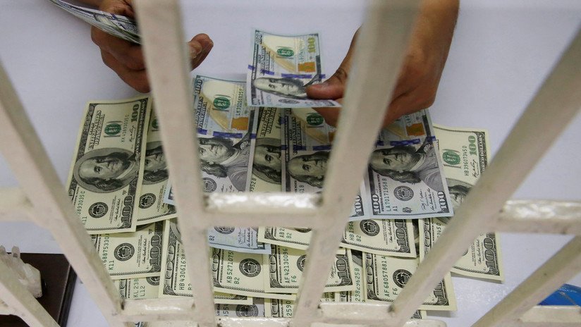 El peso de la corrupción: Los mexicanos pagaron 355 millones de dólares en coimas