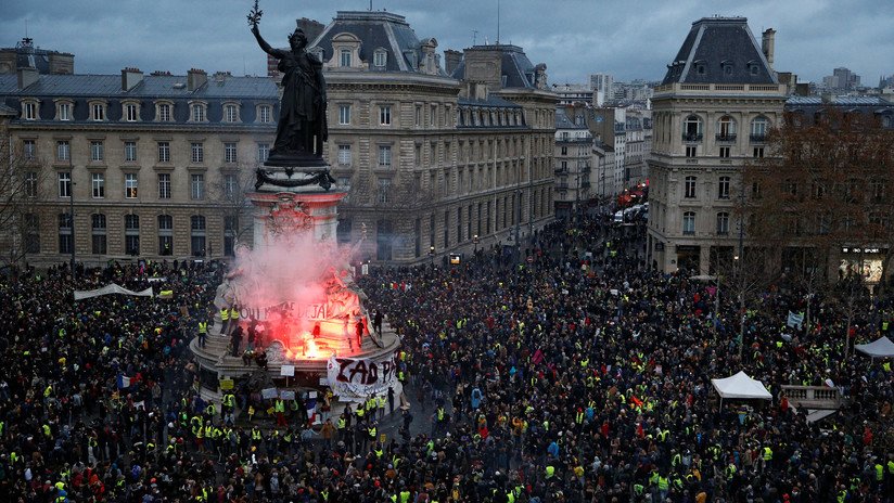 Protesta de 'chalecos amarillos' en París: disturbios, uso de gas lacrimógeno y cientos de detenidos