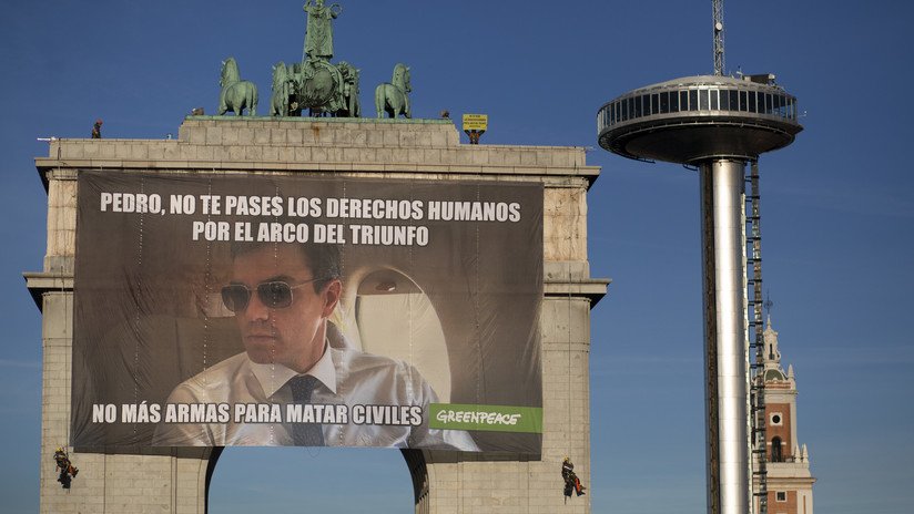 "No más armas para matar civiles": El enorme meme sobre Pedro Sánchez que apareció en Madrid (VIDEO)
