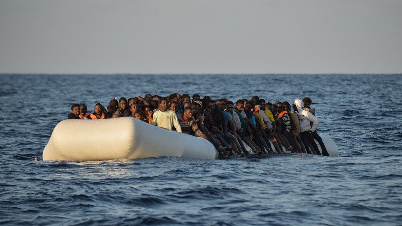 VIDEO: Una patera con 30 inmigrantes, varios de ellos menores, desembarca en una playa española